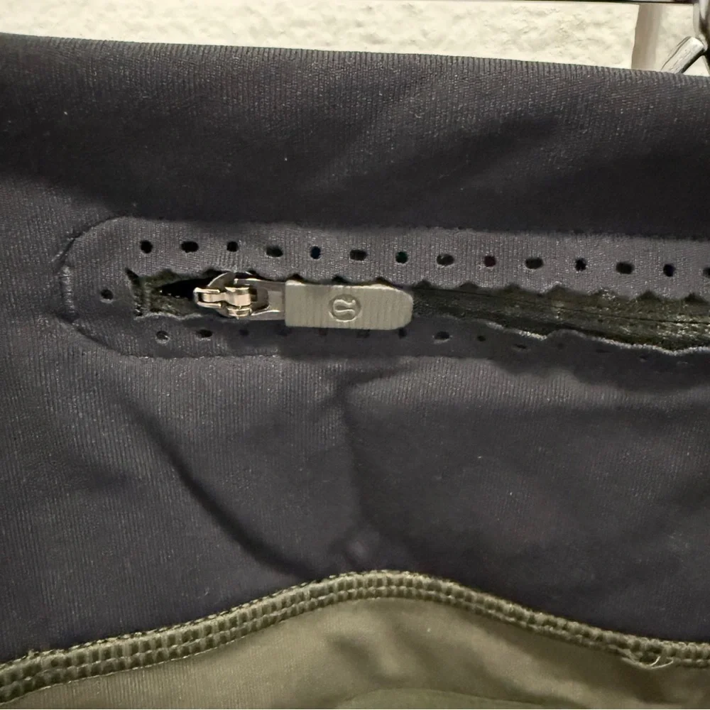 Lululemon Green and Black Smooth Stride Crop